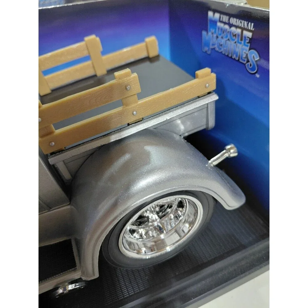 Muscle Machines 71166 1:18 Diecast 1932 Ford Model A Hot Rod Pickup Truck w/box